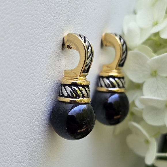 Elegant Black Fuax Pearl and Gold Silver Tone  Stud Earrings - Picture 1 of 17